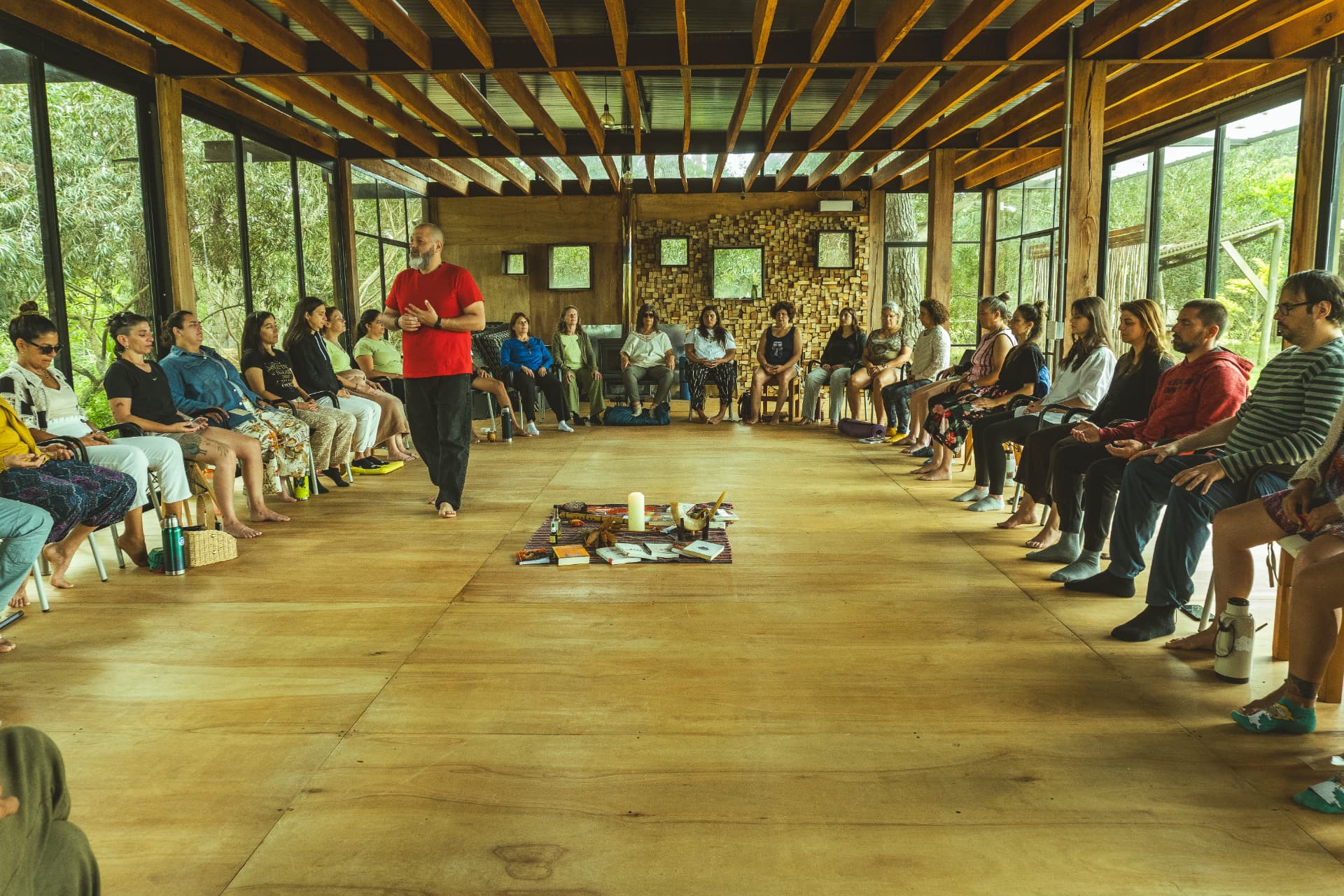 Facilitador acompañando a un grupo en círculo durante una jornada presencial en El Pinar