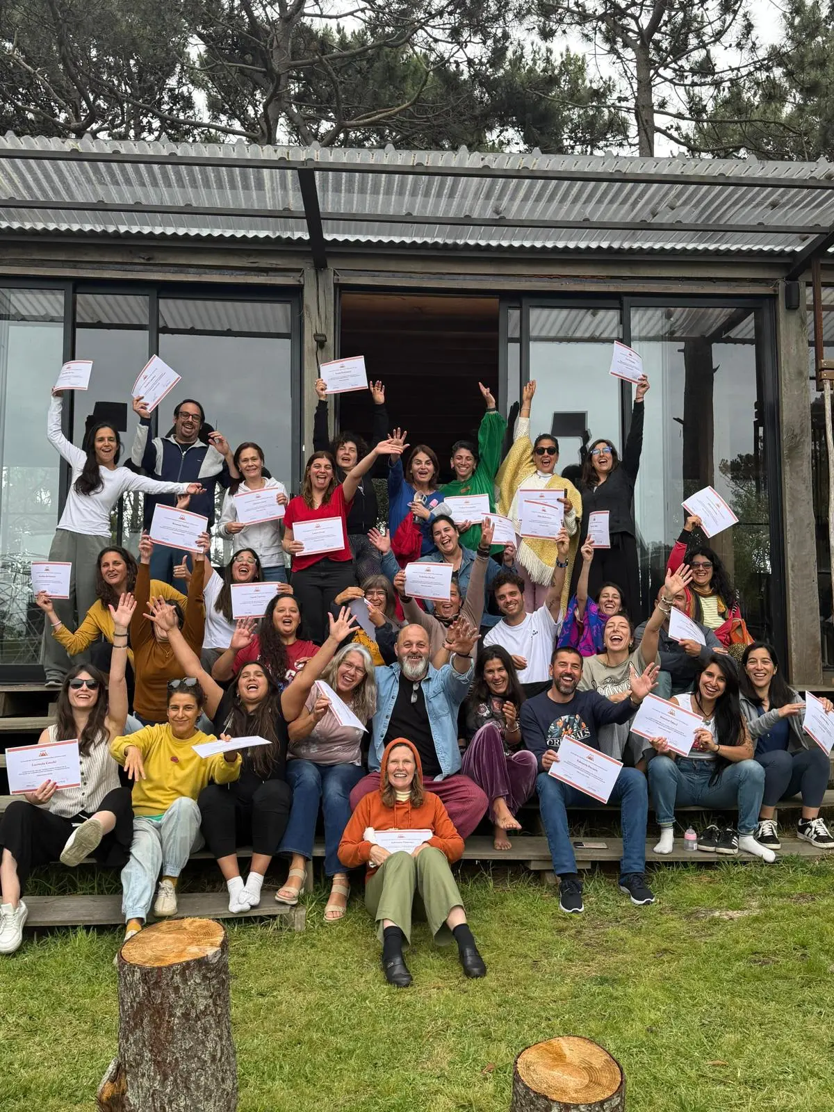 Generación 2025 de ETP celebrando con sus certificados en la entrega de fin de formación