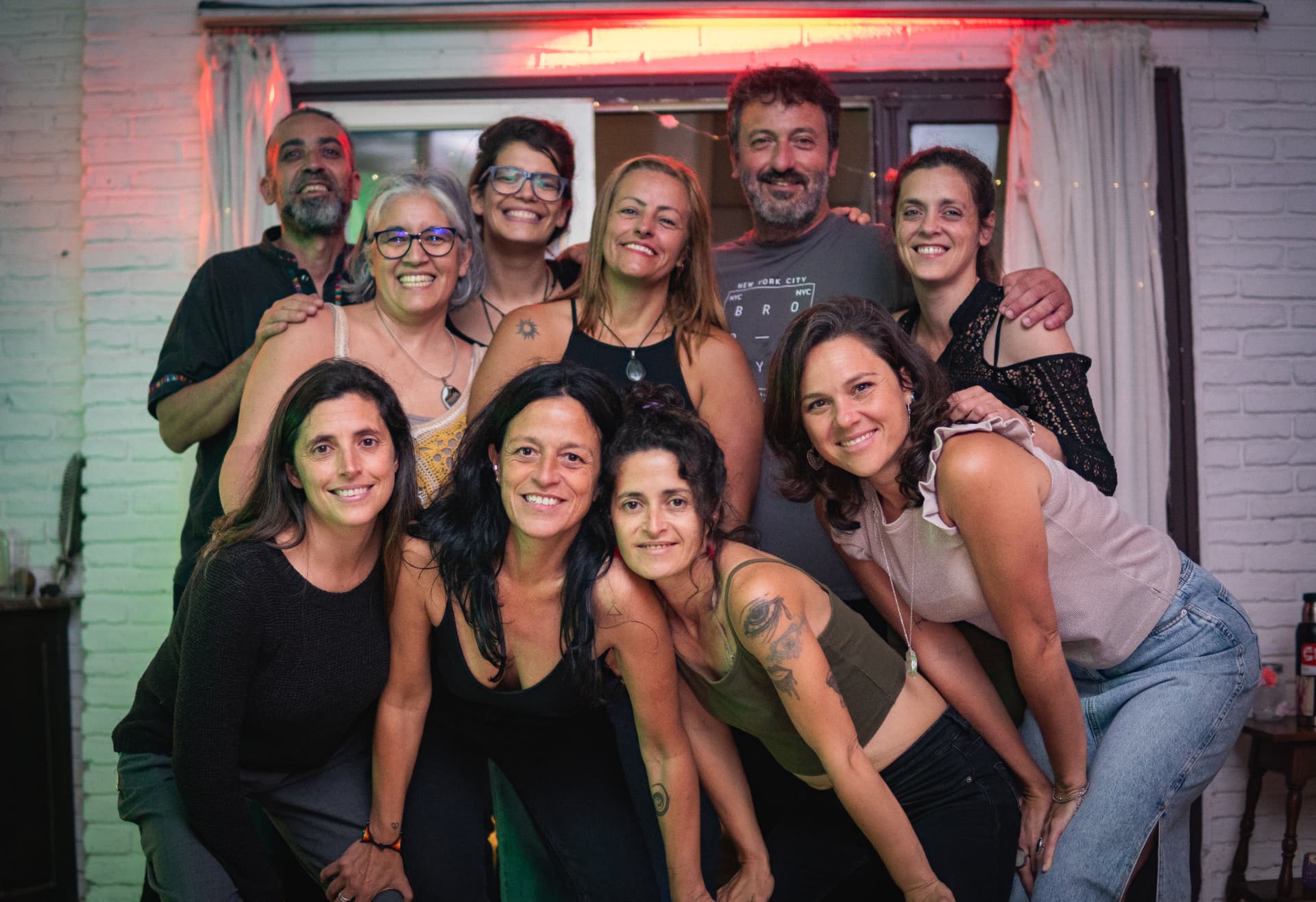 Grupo de participantes y docentes de ETP posando juntos en la celebración de cierre