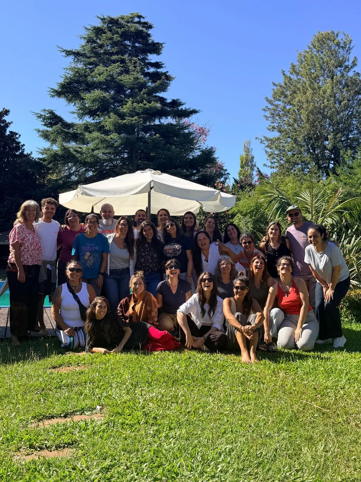 Grupo de participantes de ETP reunido en el jardín de la escuela en El Pinar
