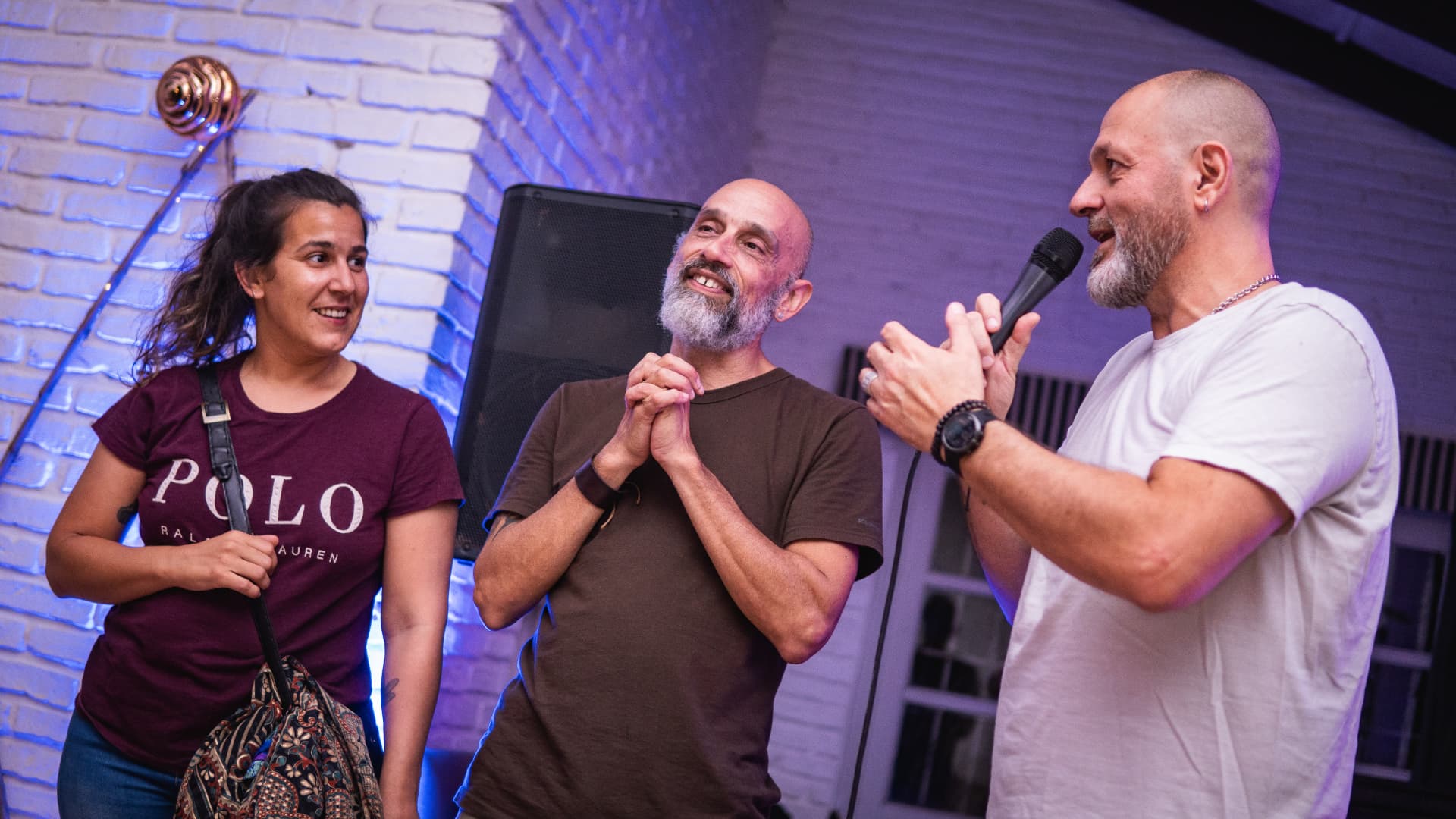 Docentes y participantes compartiendo palabras con micrófono en el cierre de una generación