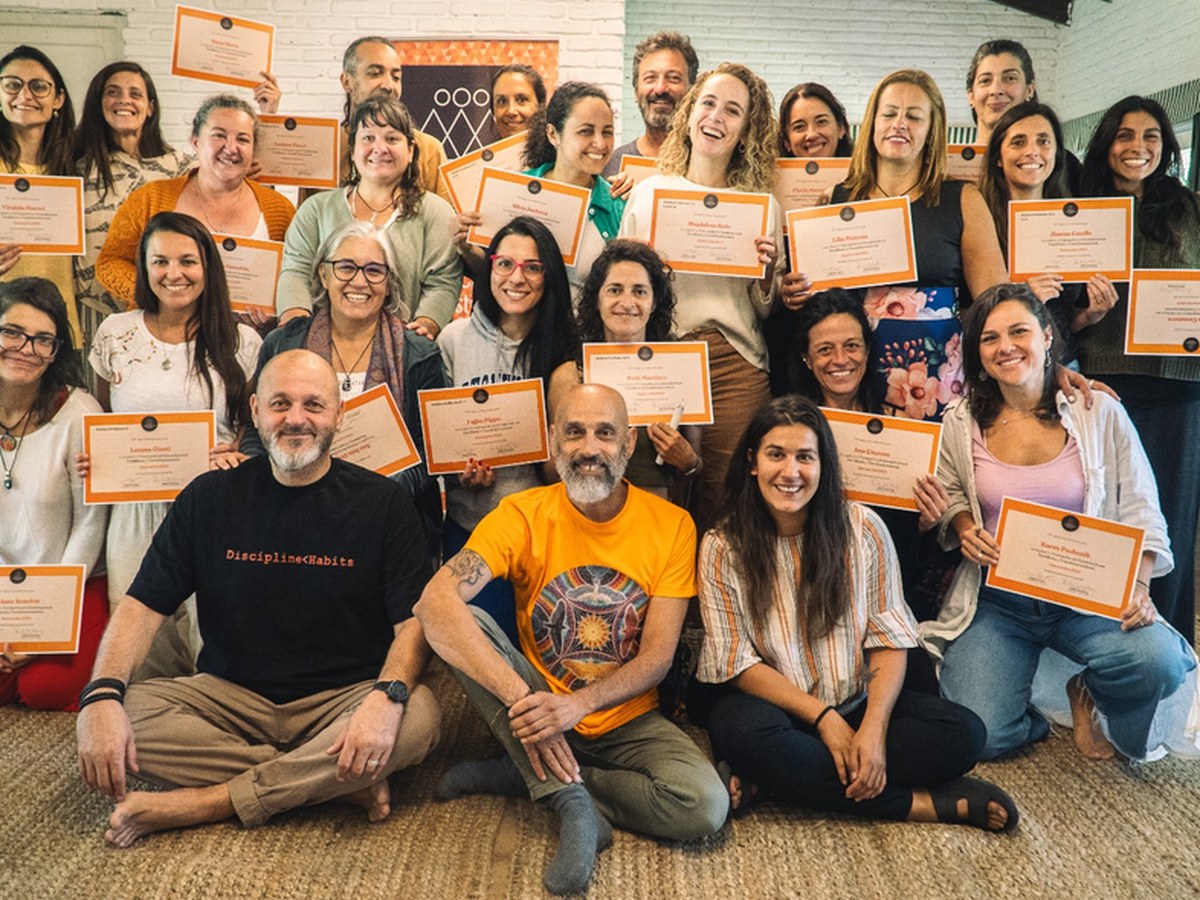Egresados de ETP con sus certificados en la entrega de fin de formación