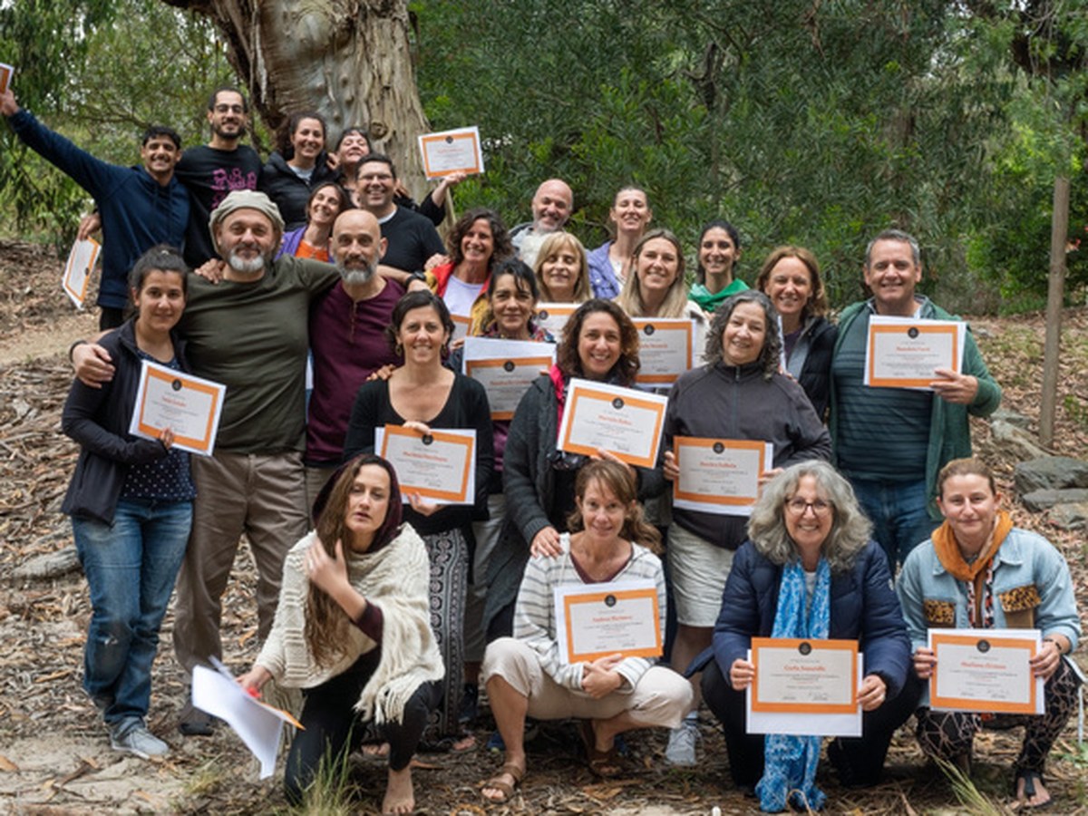 Grupo de egresados de ETP al aire libre sosteniendo sus certificados